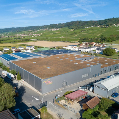 Vue du bâtiment depuis le site de Perroy
