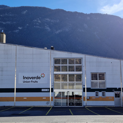 Vue du bâtiment depuis le site de Charrat à Charrat